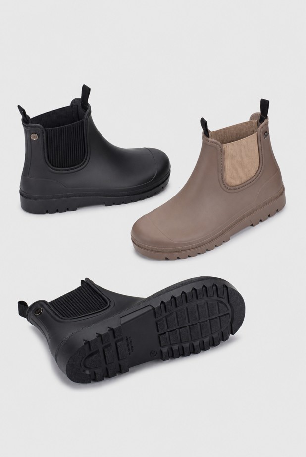 Comparativa de las botas de agua Igor Alex en negro y topo junto al detalle de la suela