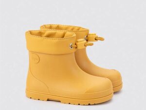 igor-mendi-botas-agua-barefoot-infantiles-amarillas.jpg Par de botas de agua infantiles respetuosas Igor Mendi en color mostaza con cordón ajustable