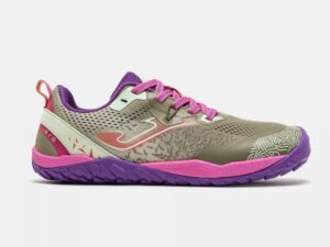 Vista lateral de la zapatilla barefoot Joma Tundra Lady para mujer en color verde y rosa para trail.