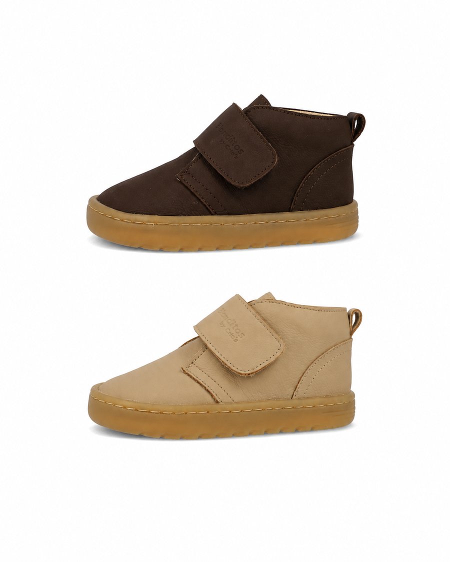 Comparativa de colores del zapato barefoot infantil Blanditos by Crios Ottawa de piel con forro de borreguito en color Arena y Marrón.