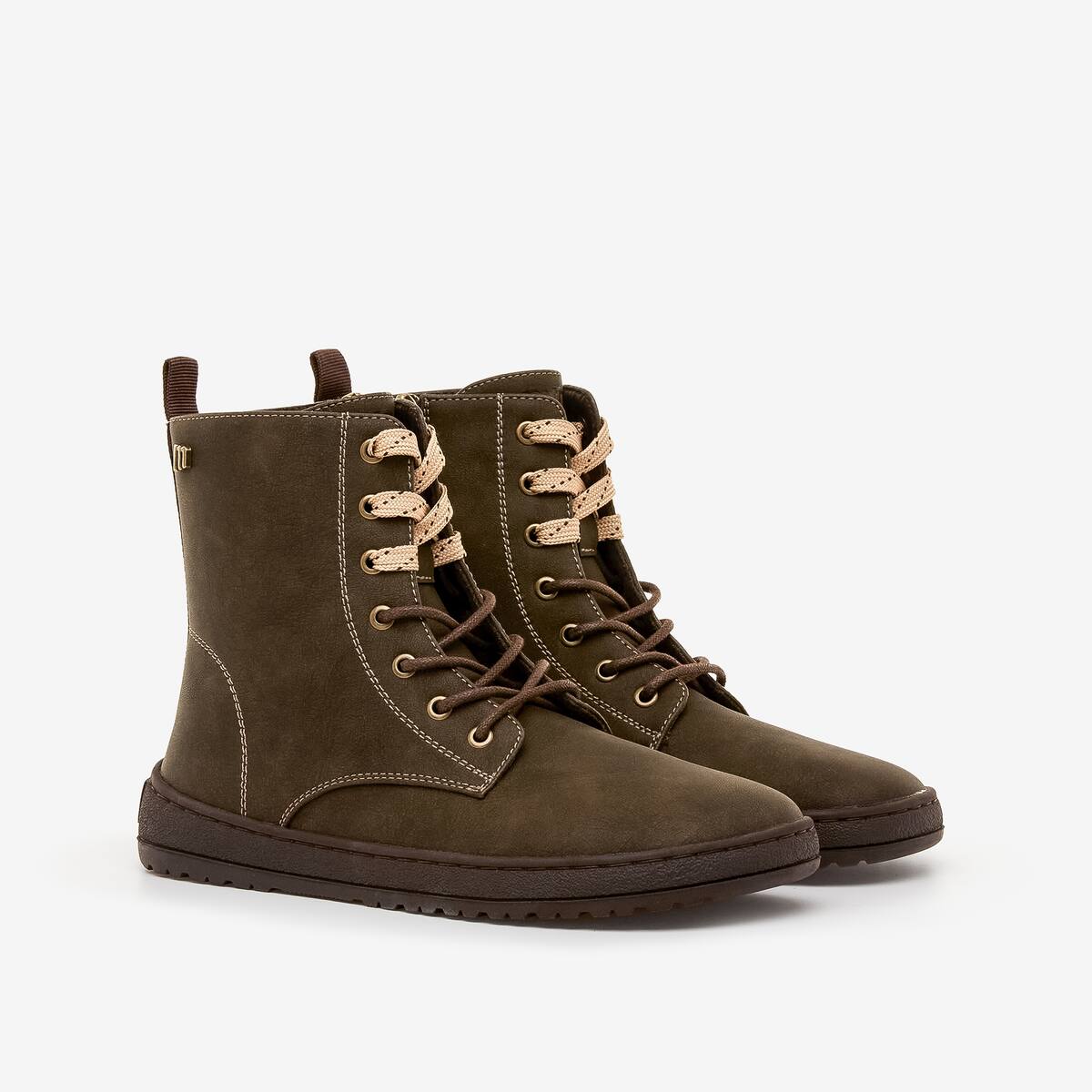 Par de botines barefoot vegano Mustang Free Alask color marrón - vista tres cuartos