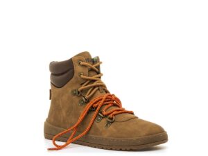 Botín barefoot vegano Mustang Free estilo trekking color camel con cordón naranja suelto - vista tres cuartos