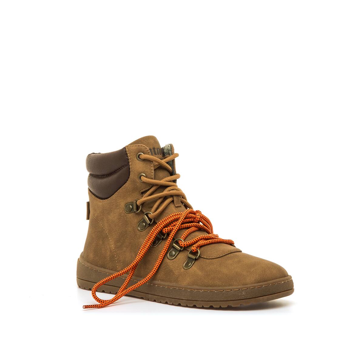 Botín barefoot vegano Mustang Free estilo trekking color camel con cordón naranja suelto - vista tres cuartos