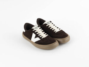 victoria-barefoot-deportiva-ante-chocolate-detalle.jpg Par de zapatillas Victoria Barefoot en ante chocolate con suela caramelo, vista lateral en ángulo