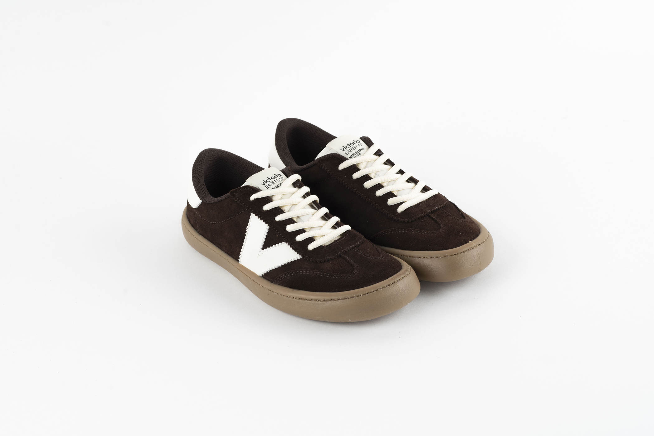 Par de zapatillas Victoria Barefoot en ante chocolate con suela caramelo, vista lateral en ángulo