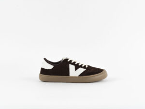 Zapatilla Victoria Barefoot en ante chocolate con logo en V blanco y suela caramelo, vista lateral