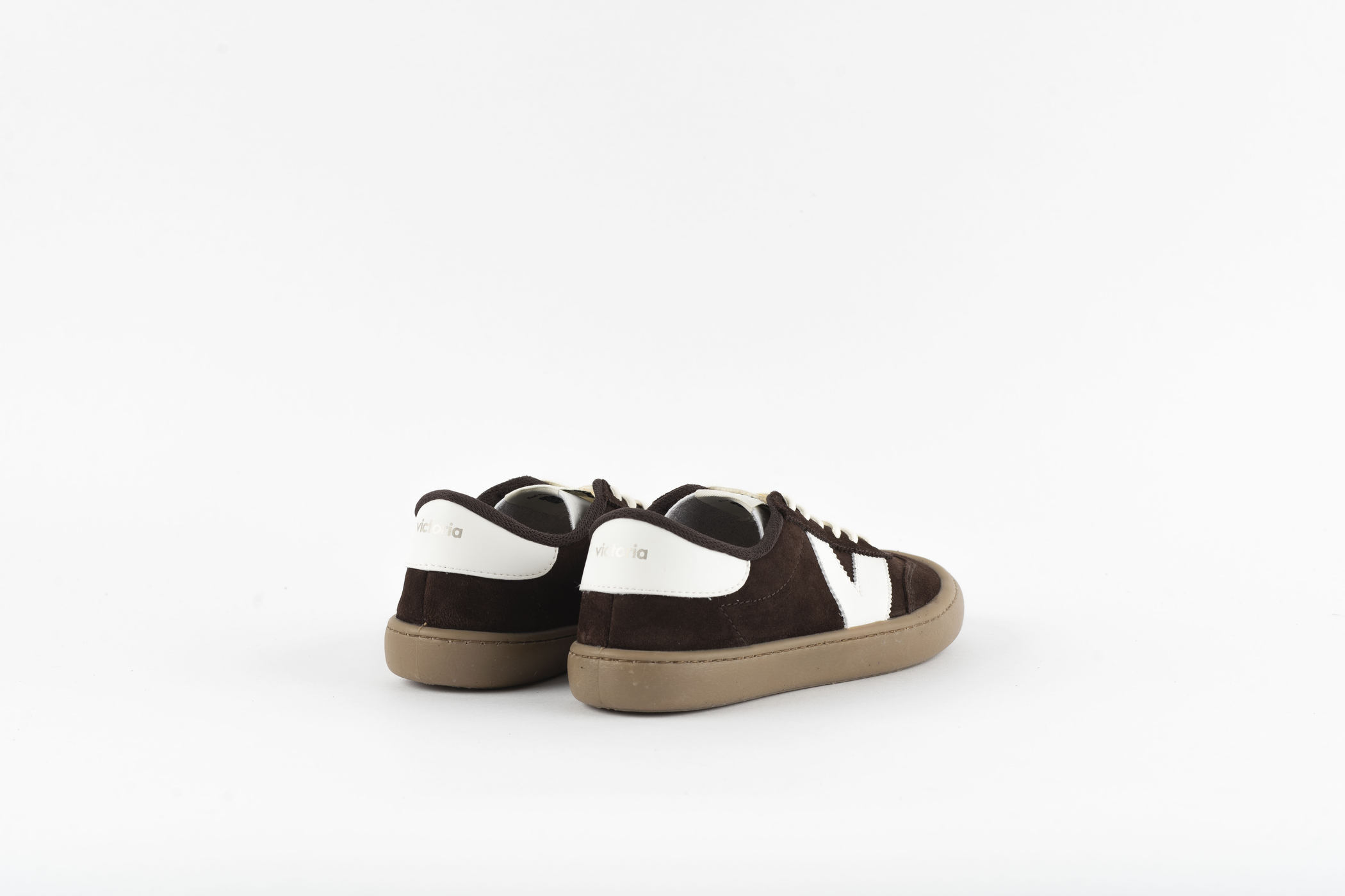 Zapatillas Victoria Barefoot chocolate vistas desde atrás, con etiqueta de la marca en el talón