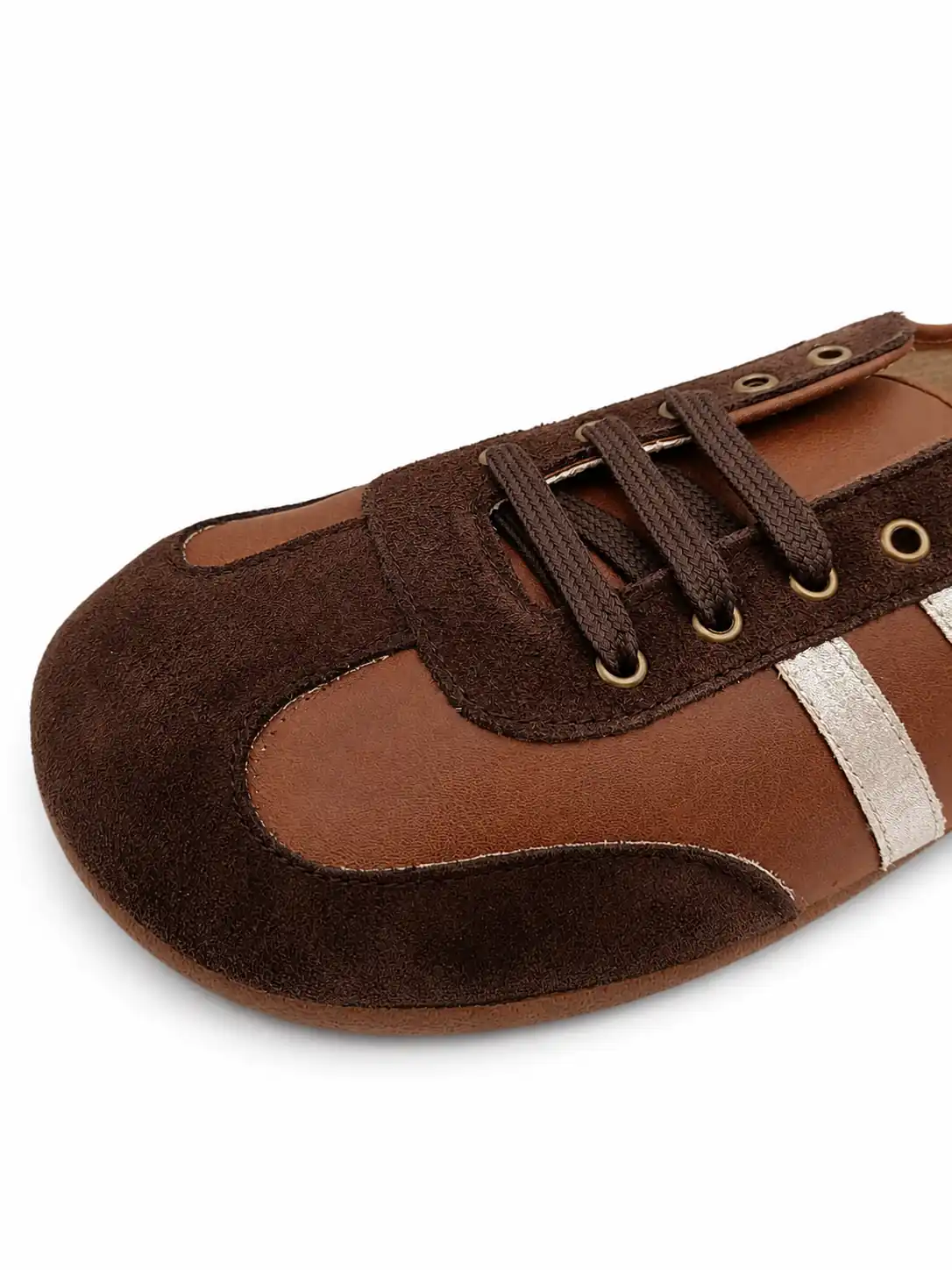 Detalle de la puntera ancha, el serraje marrón y la piel vegana de las zapatillas barefoot Batilas, con cordones ajustables