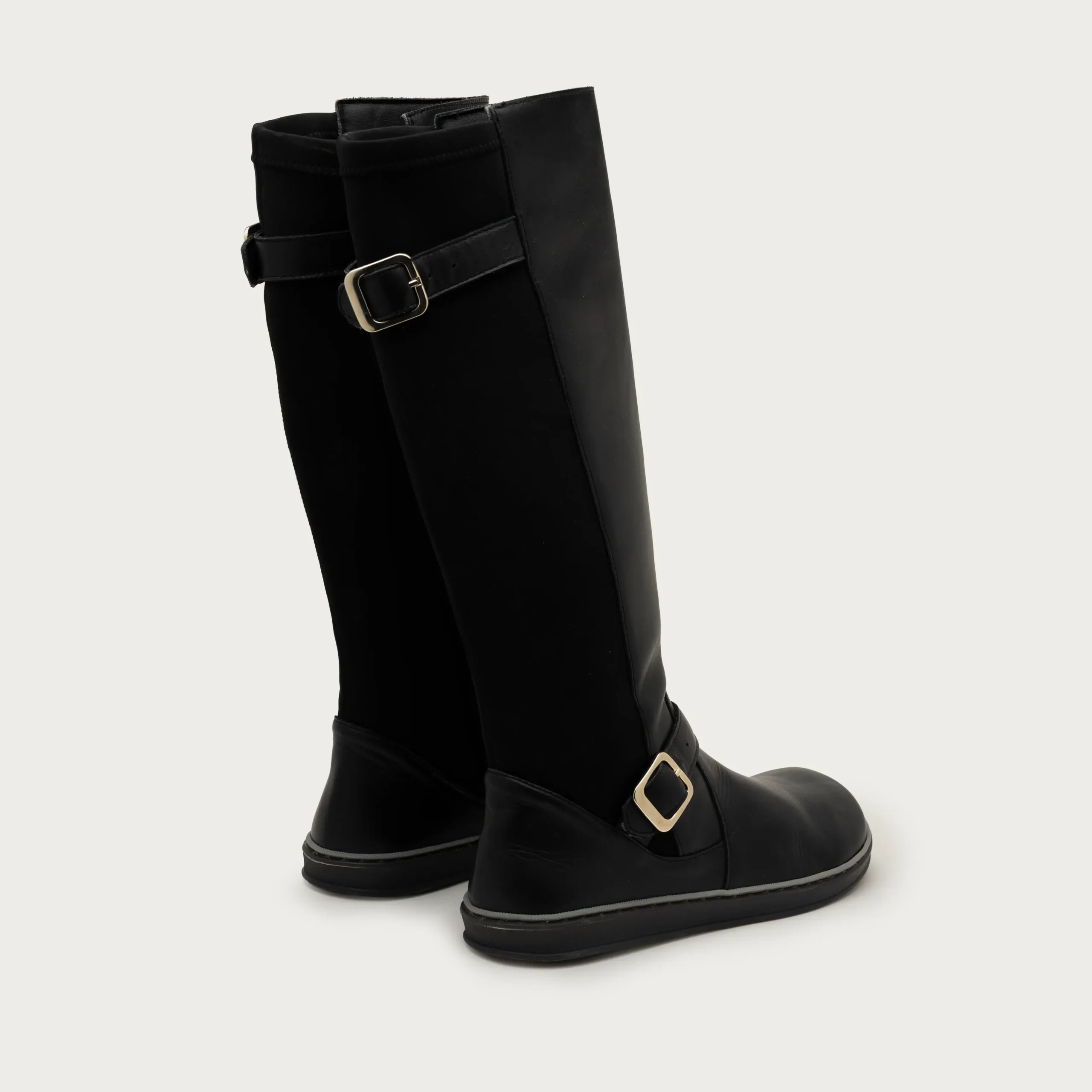 Vista trasera bota alta barefoot Coqueflex Noria Black — cremallera lateral y lycra adaptable