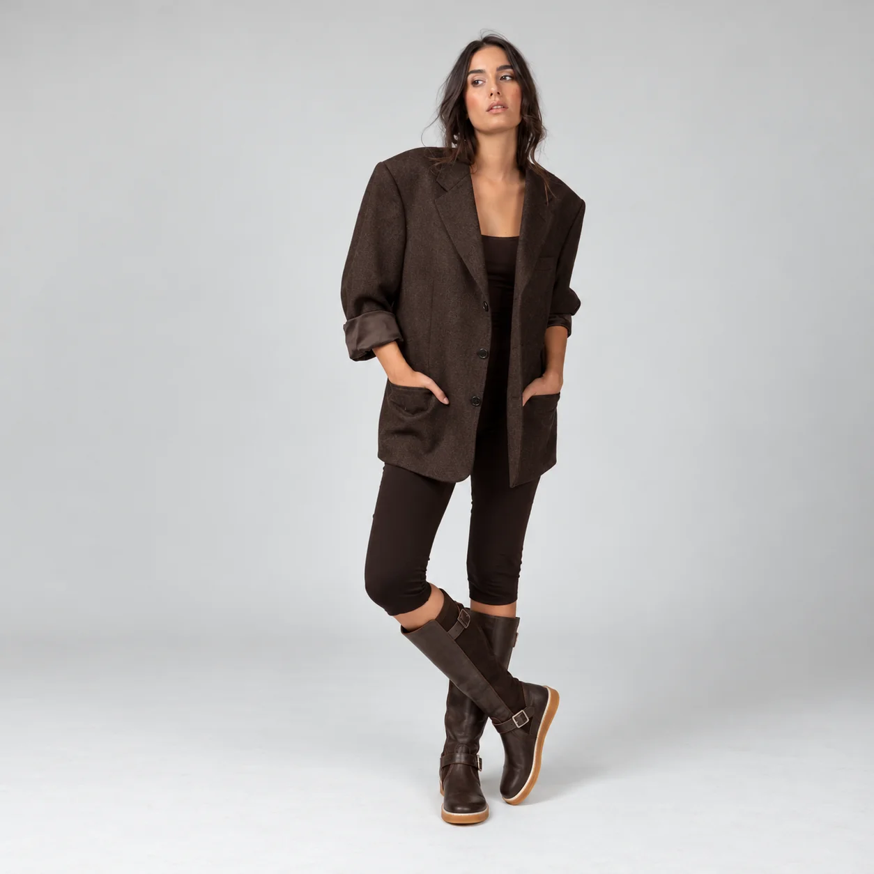 Mujer con botas barefoot Coqueflex Noria Brown — bota alta minimalista marrón piel y lycra