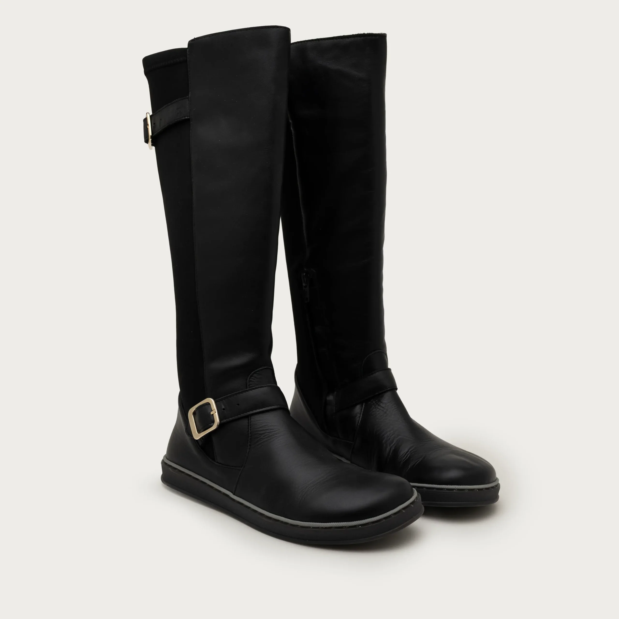 Vista frontal bota barefoot negra Coqueflex Noria Black — caña alta, piel y lycra, tallas 37-42