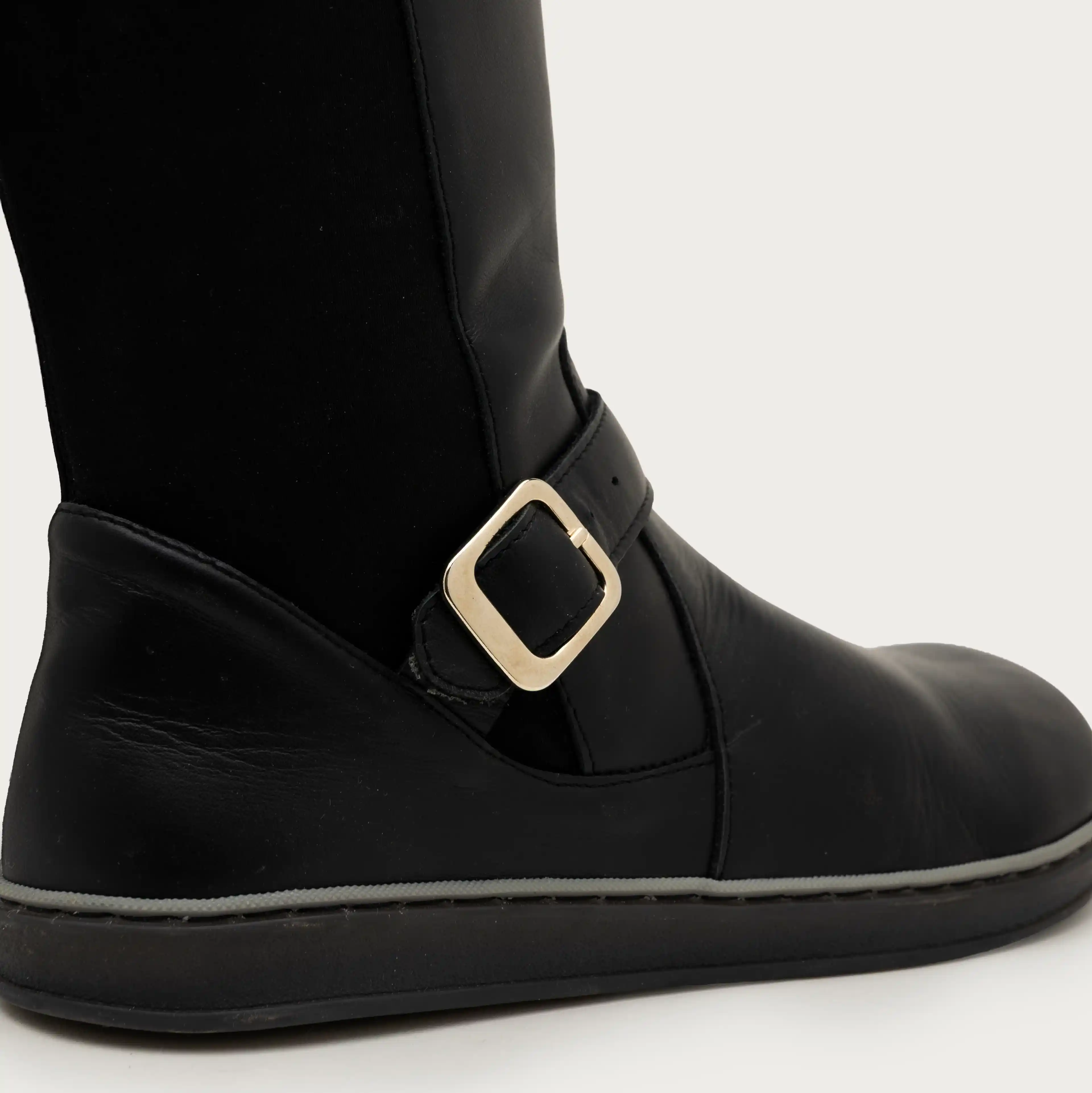 Detalle bota barefoot negra Noria Coqueflex — acabado elegante y construcción minimalista