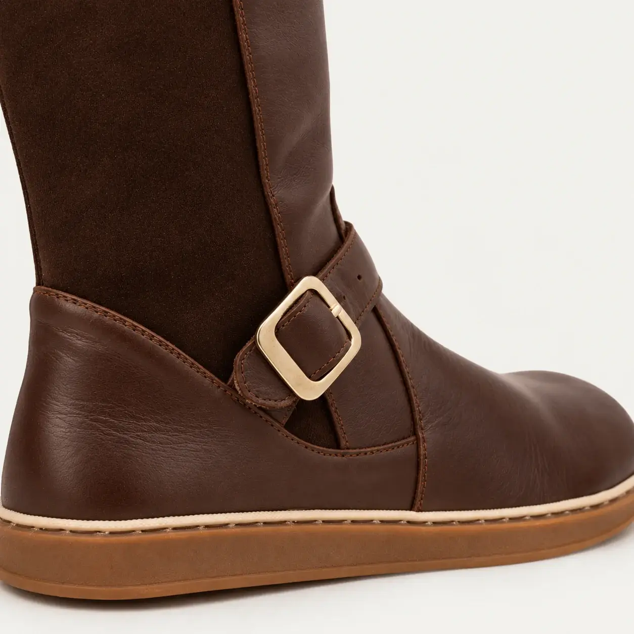Detalle hebilla bota alta minimalista Coqueflex Noria Brown — acabado en piel de vacuno